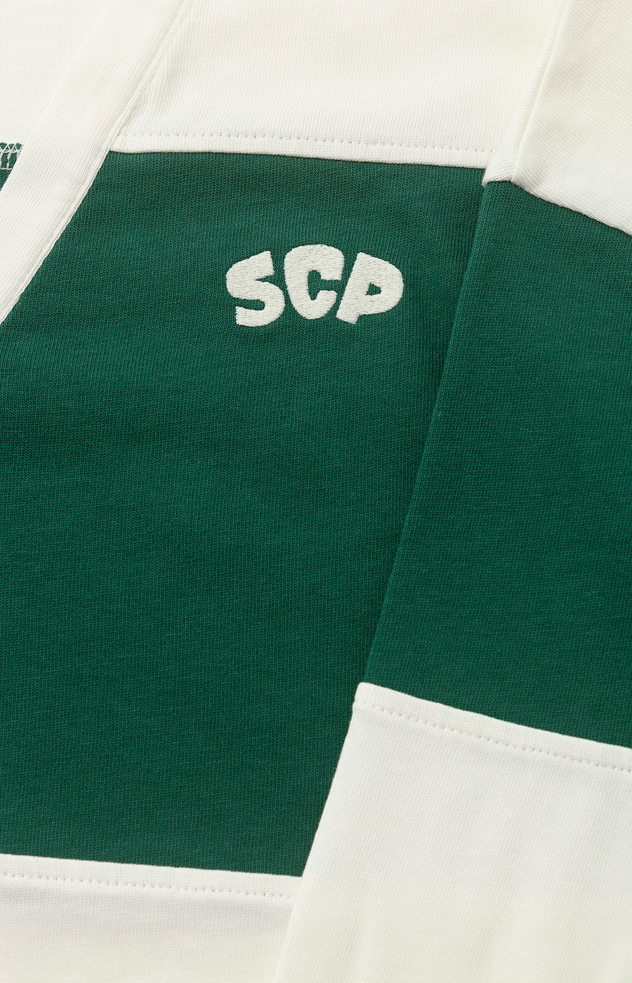 Polo Verde e Branco Mulher Sporting Zoom no Detalhe da Coroa SCP