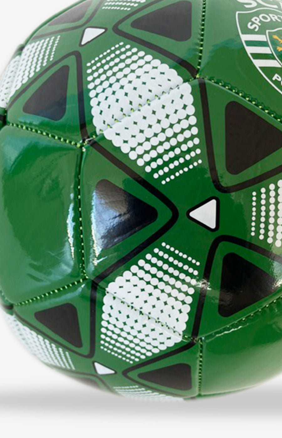 Detalhe do padrão verde, branco e preto e do emblema do Sporting na Bola Faith SCP de tamanho 5.