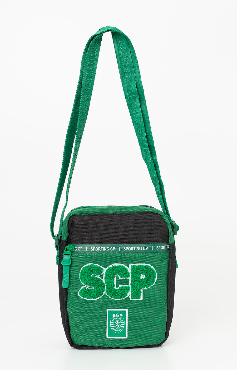 Bolsa Tiracolo Escolar do Sporting em verde, com as iniciais SCP na frente e alça comprida.