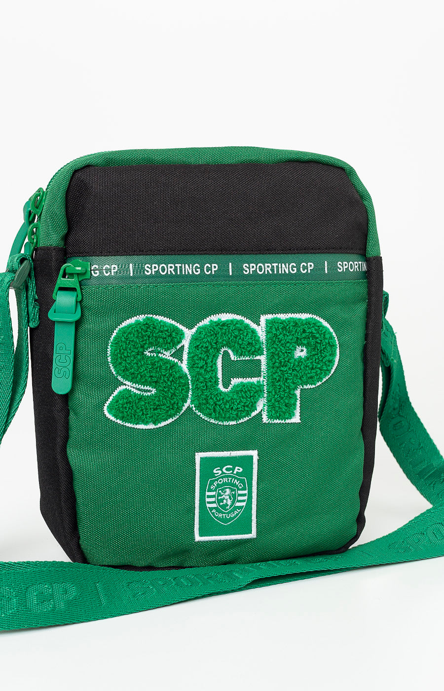 Pormenor das iniciais SCP e do emblema do clube na frente da Bolsa Tiracolo Escolar do Sporting.