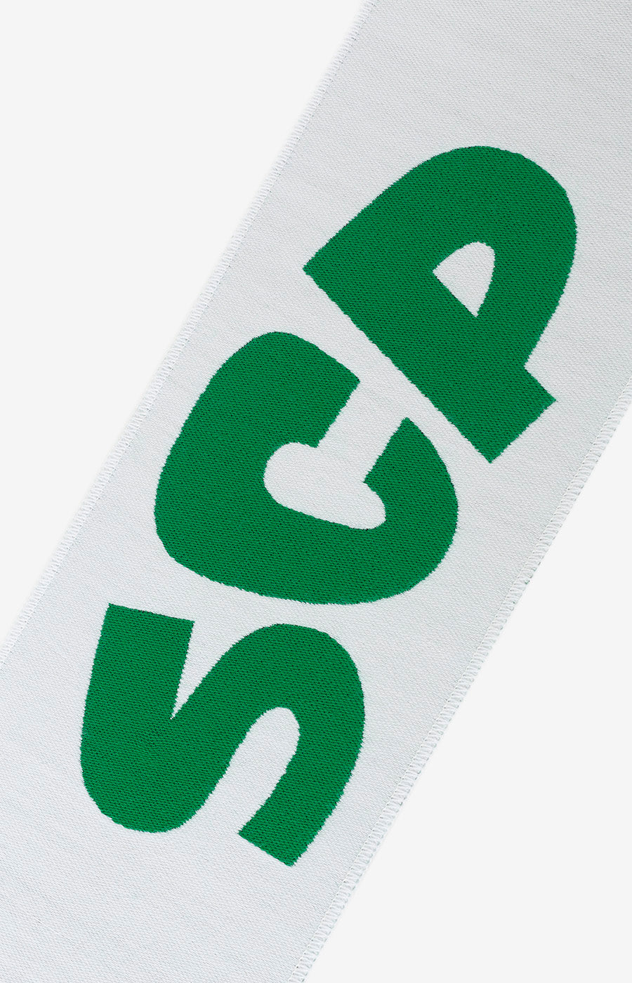 Pormenor das iniciais SCP em verde no Cachecol Alta Definição Branco do Sporting.