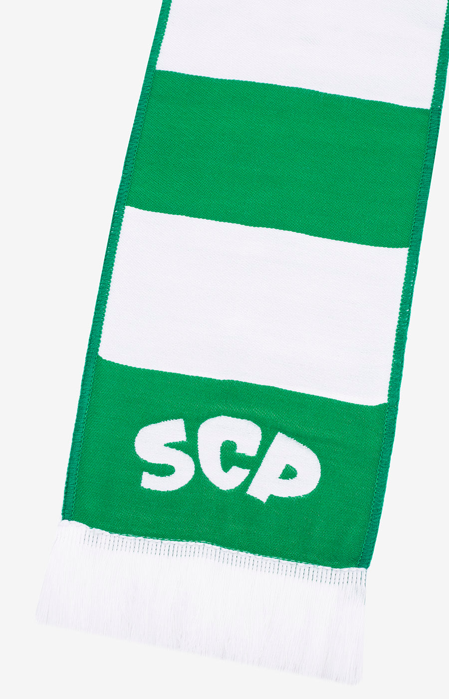 Detalhe da extremidade verde do cachecol listado do Sporting com as iniciais SCP em branco.