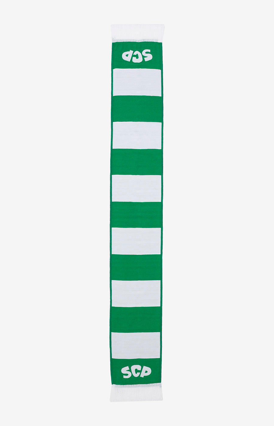 Cachecol listado do Sporting, com riscas verdes e brancas e iniciais SCP nas extremidades.