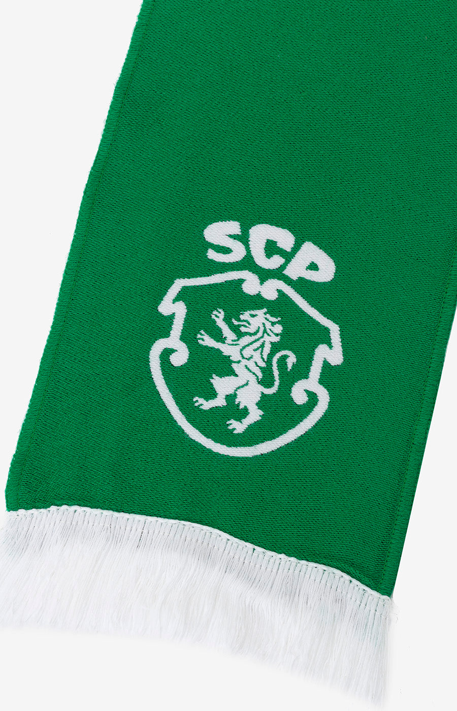 Pormenor do emblema do Sporting em branco no Cachecol Alta Definição Verde.