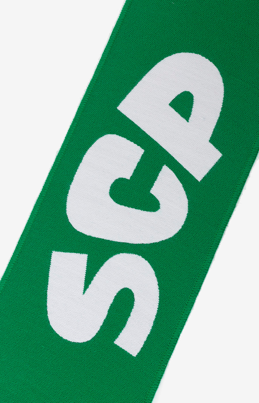 Pormenor das iniciais SCP em branco no Cachecol Alta Definição Verde do Sporting.