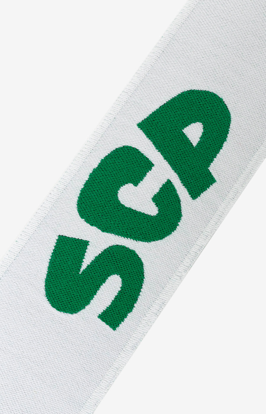 Pormenor das iniciais SCP em verde no Cachecol Mini Branco do Sporting.