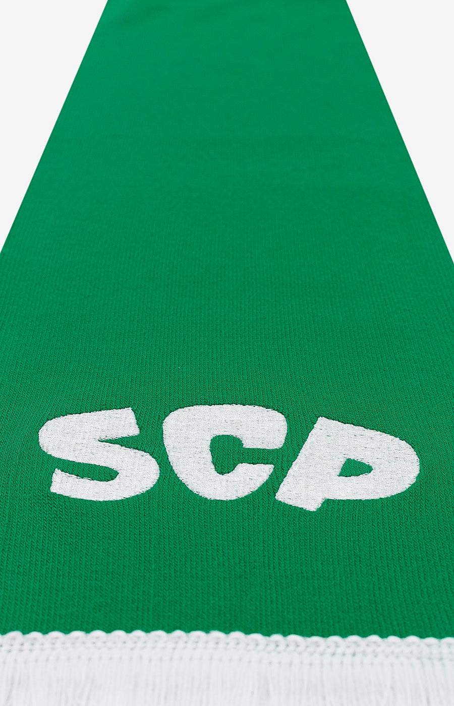 Pormenor da ponta do Cachecol Tricotado Verde do Sporting, com as iniciais SCP em branco.