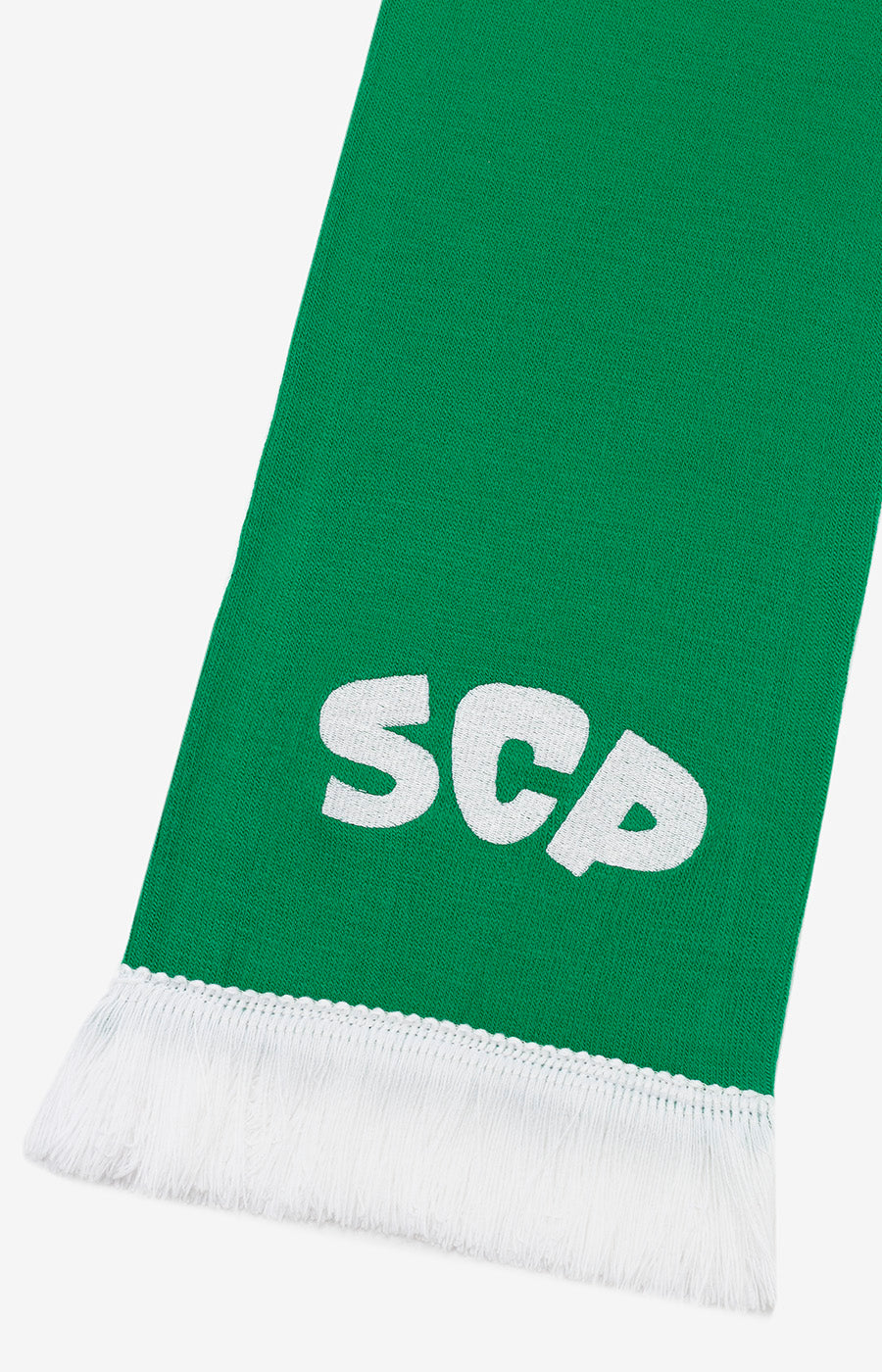 Pormenor das iniciais SCP em branco no Cachecol Tricotado Verde do Sporting.