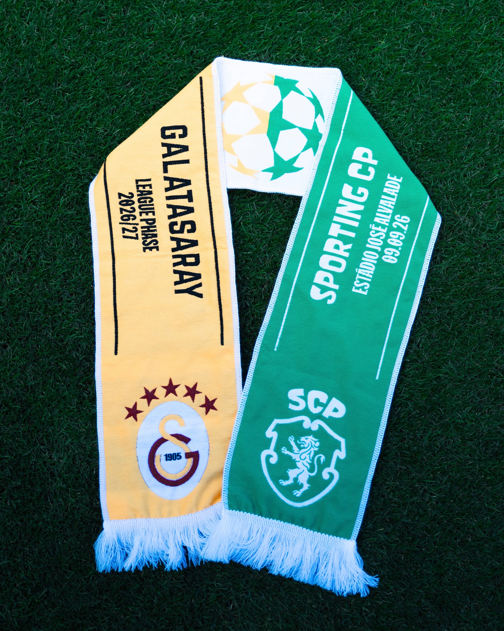 Cachecol UEFA Sporting CP x Galatasaray 26/27 em verde e dourado com referências aos dois clubes.