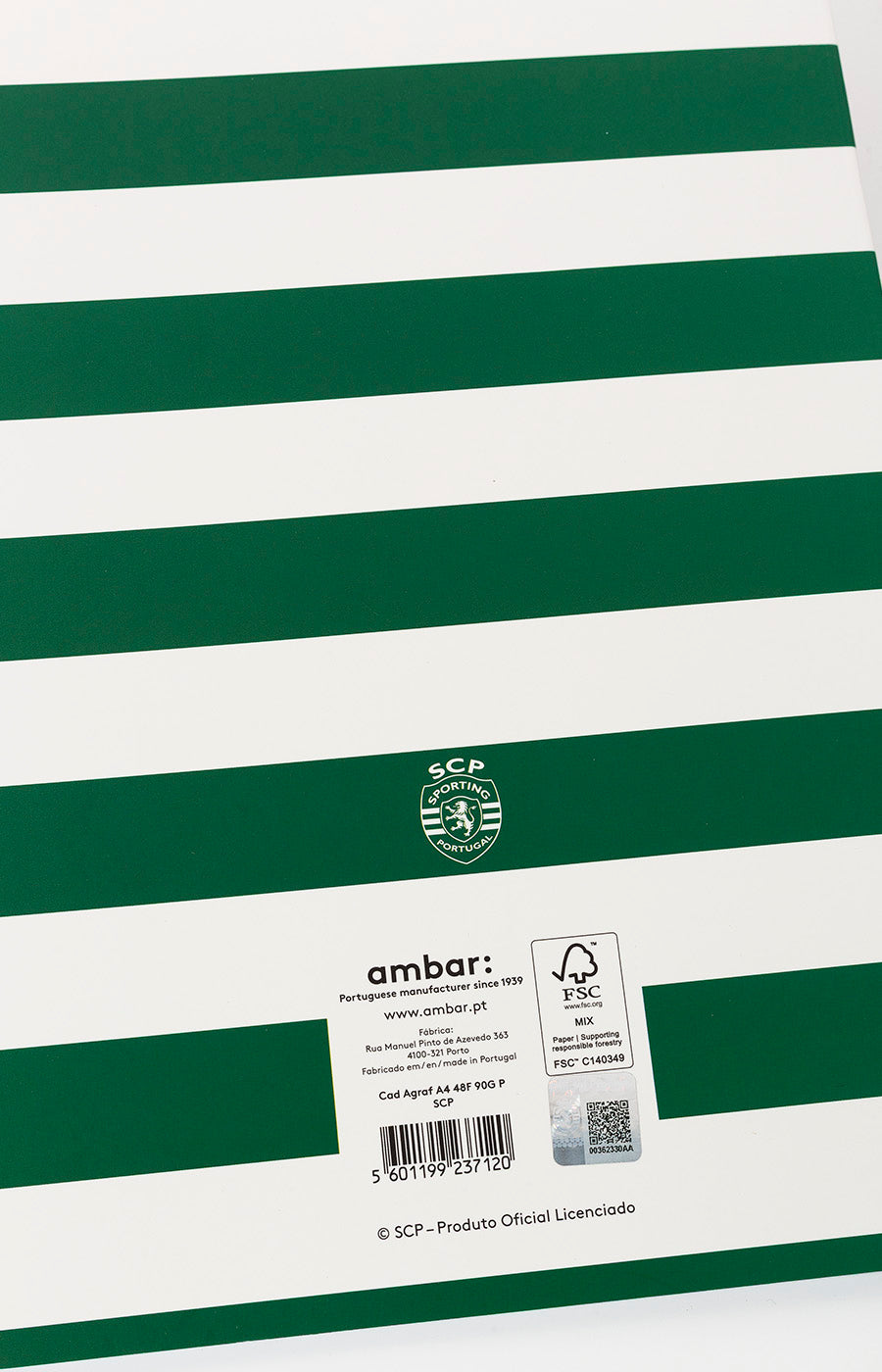 Contracapa do Caderno Escolar Agrafado A4 do Sporting, com riscas verdes e brancas.