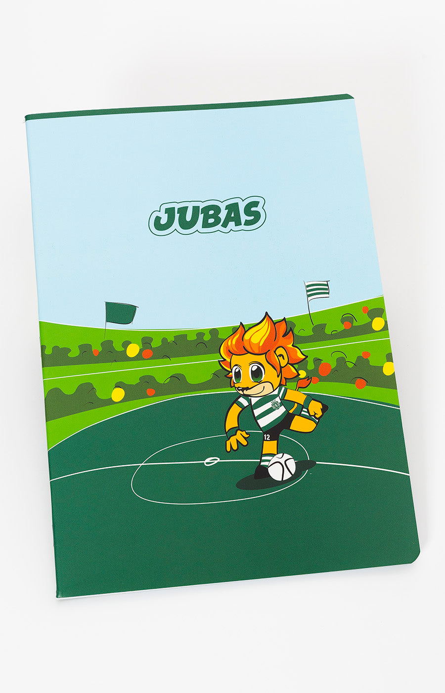 Caderno Escolar Agrafado A4 do Sporting, capa com o Jubas em campo de futebol e o nome da mascote no topo.