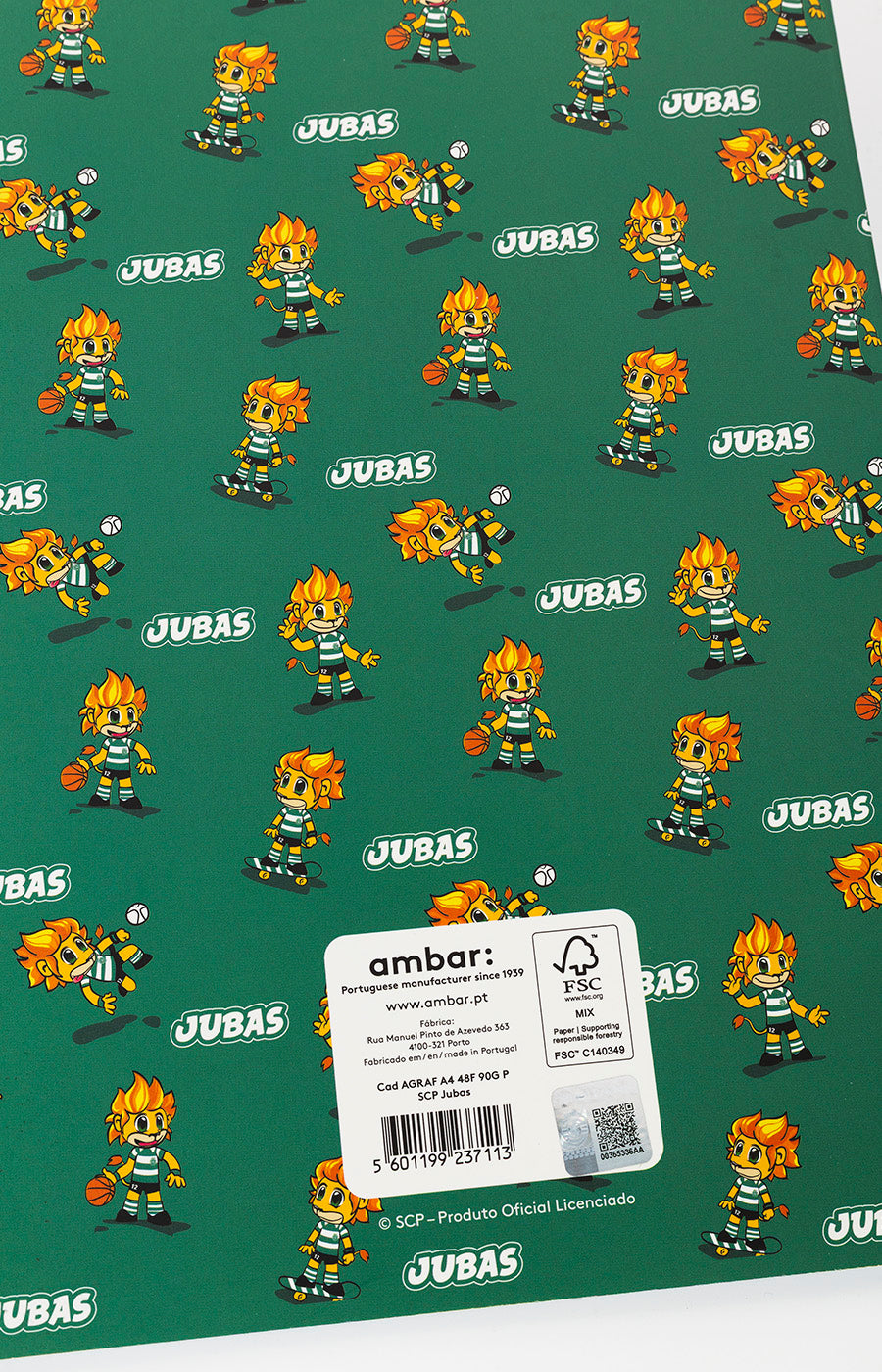 Contracapa do Caderno Escolar Agrafado A4 do Sporting, com padrão repetido do Jubas sobre fundo verde.