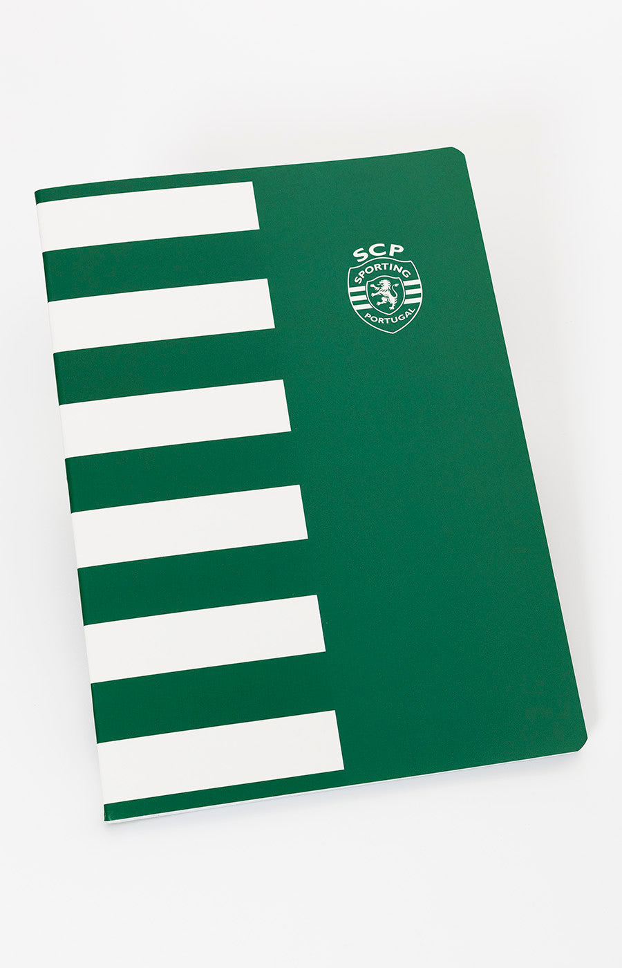 Caderno Escolar Agrafado A4 do Sporting, capa verde com o emblema do clube sobre fundo às riscas verdes e brancas.