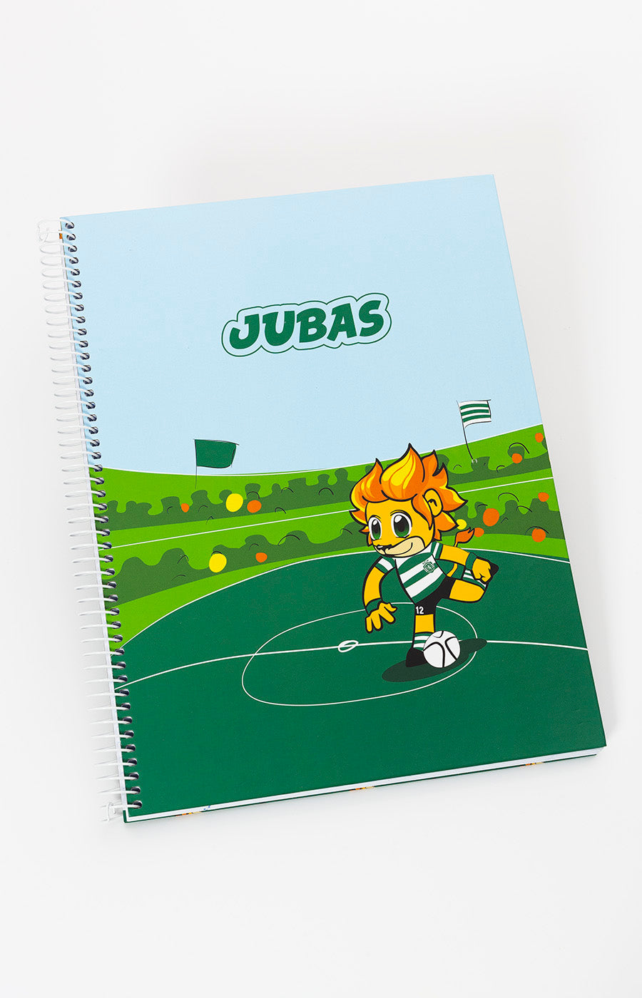 Caderno Escolar Espiral A4 do Sporting, capa com o Jubas em campo de futebol e o nome da mascote no topo, com encadernação em espiral.
