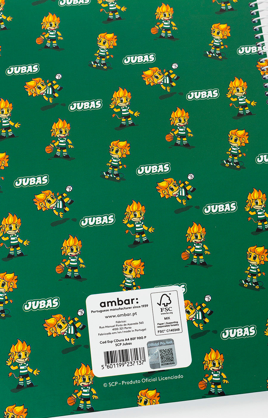 Contracapa do Caderno Escolar Espiral A4 do Sporting, com padrão repetido do Jubas sobre fundo verde.