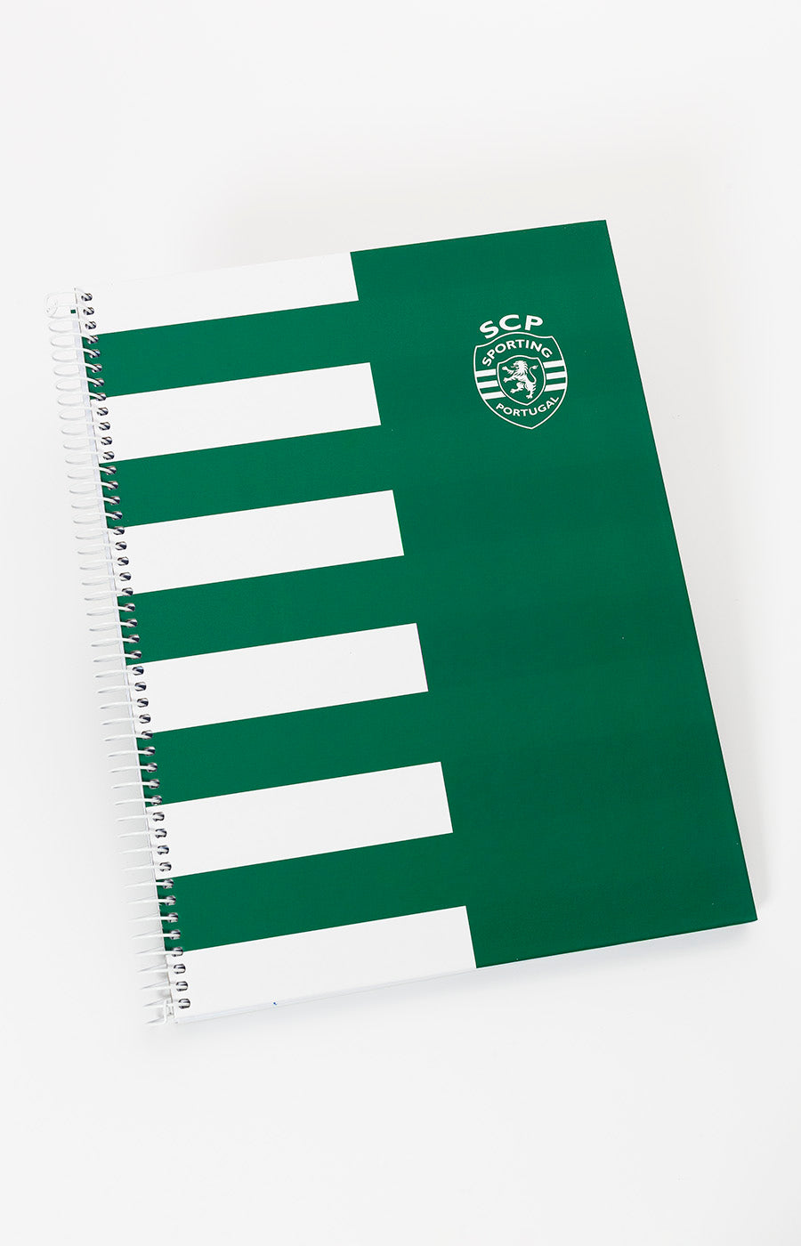 Caderno Escolar Espiral A4 do Sporting, capa com riscas verdes e brancas e o emblema do clube, com encadernação em espiral.