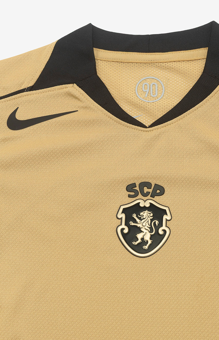 Close-up of the Sporting CP crest on the Total 90 26/27 Children's Gold Alternate Jersey from Sporting.