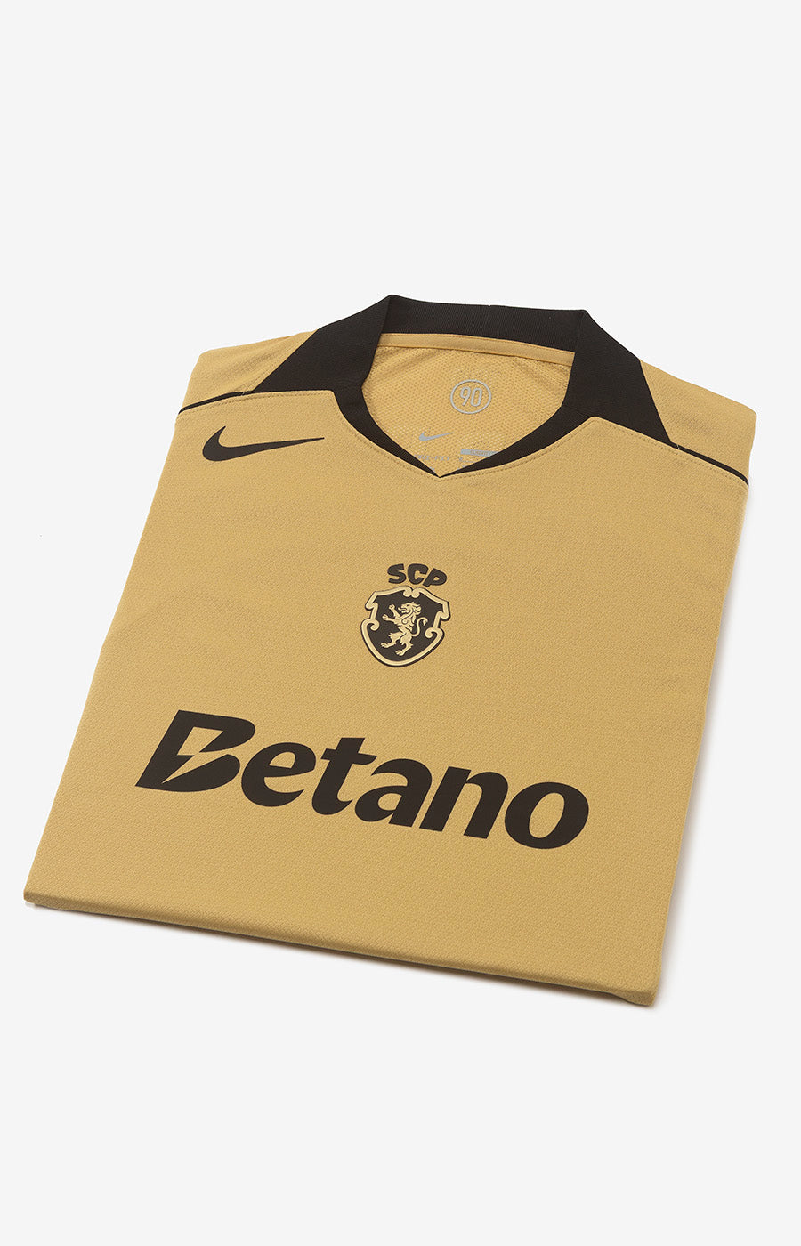 Maillot alternatif doré « Total 90 » du Sporting 26/27, à col noir et arborant l'écusson du SCP.
