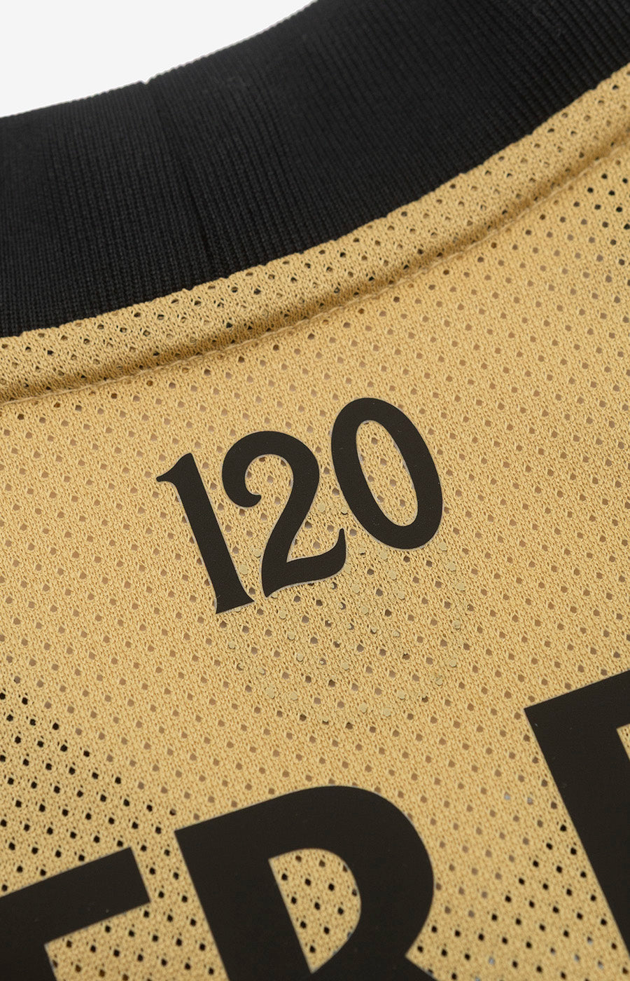 Pormenor do número 120 nas costas da Camisola Alternativa Dourada Total 90 26/27 de Mulher do Sporting.