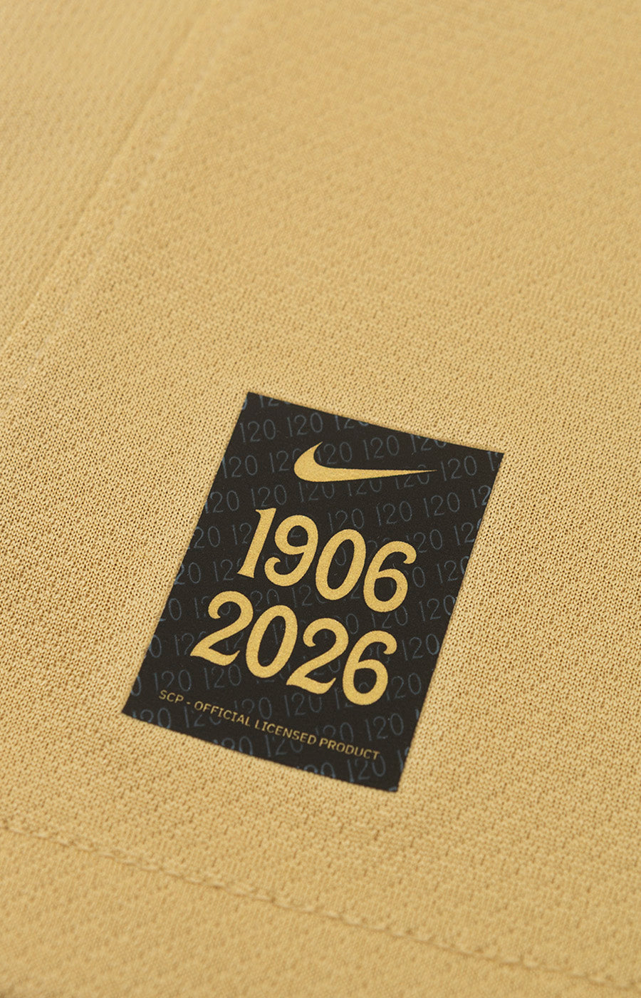 Etiqueta Nike comemorativa 1906-2026 da Camisola Alternativa Dourada Total 90 26/27 de Mulher do Sporting.