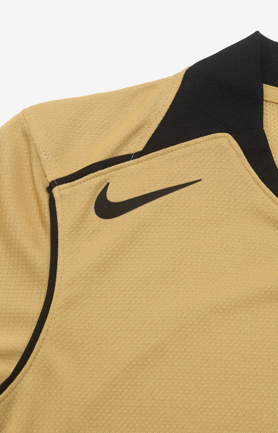 Swoosh Nike no topo do peito da Camisola Alternativa Dourada Total 90 26/27 de Mulher do Sporting.