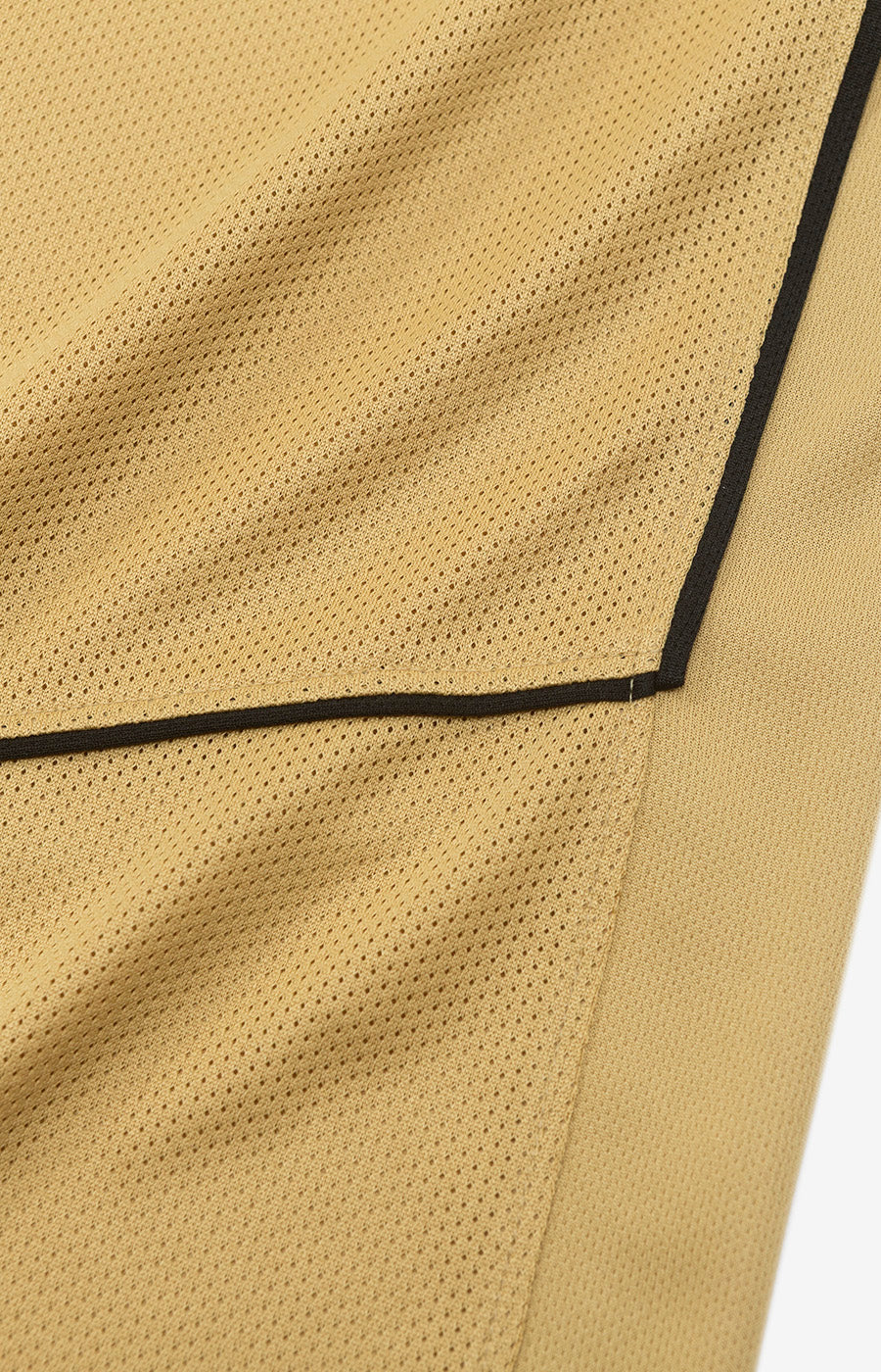 Pormenor do tecido dourado da Camisola Alternativa Dourada Total 90 26/27 de Mulher do Sporting.