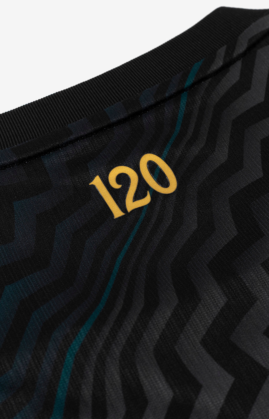 Detalhe da inscrição dourada dos 120 anos na parte posterior da Camisola Guarda-Redes Preta do Sporting 26/27.