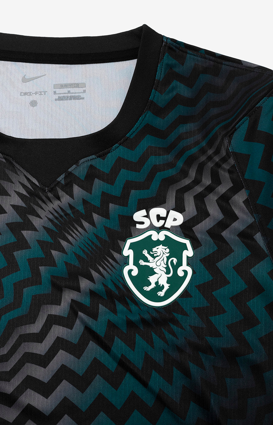 Detalhe do emblema do Sporting na Camisola Guarda-Redes Preta 26/27 sem publicidade.