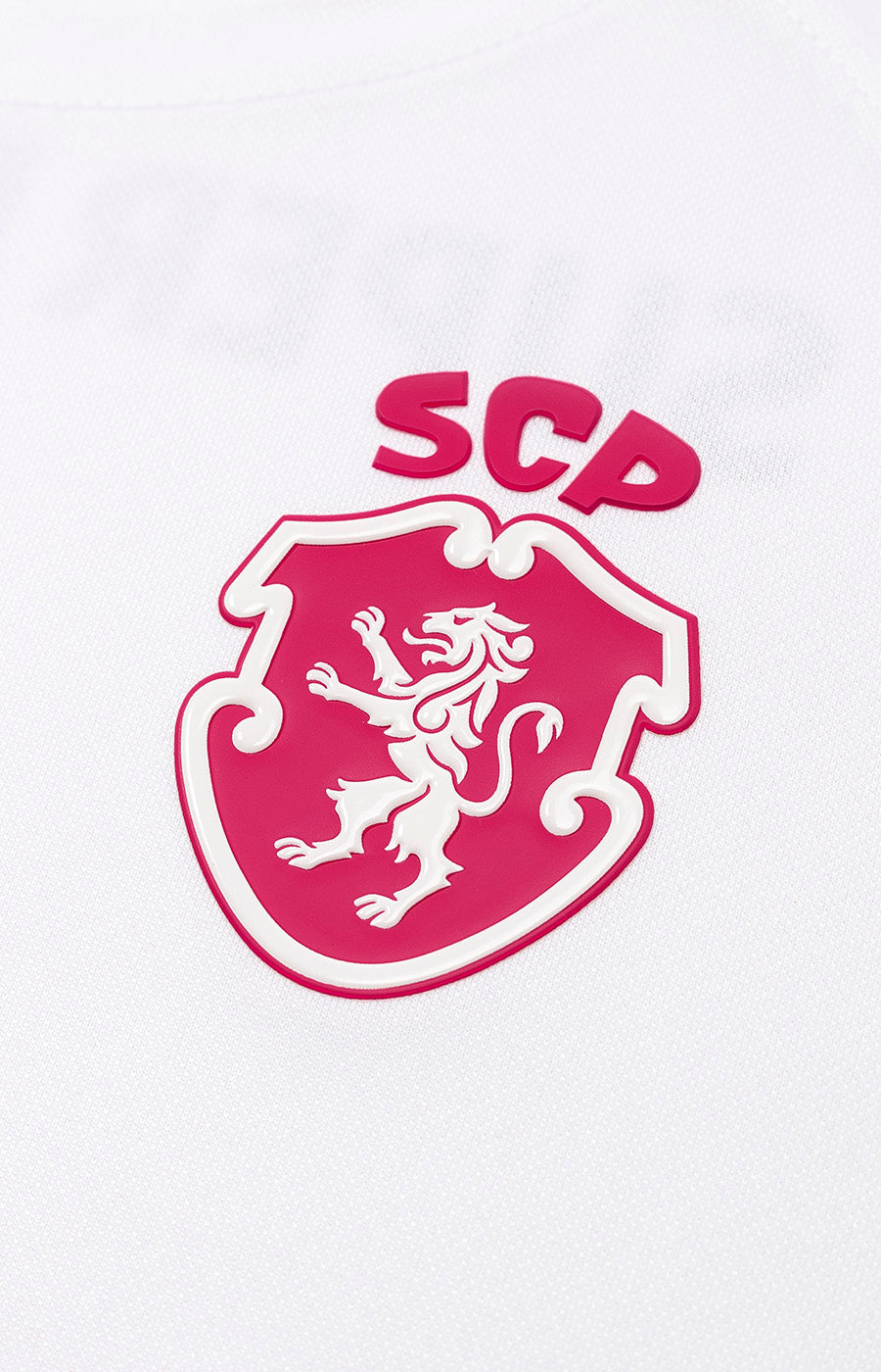 Pormenor do emblema do Sporting em rosa no peito da Camisola Pink October 26/27 de Mulher.