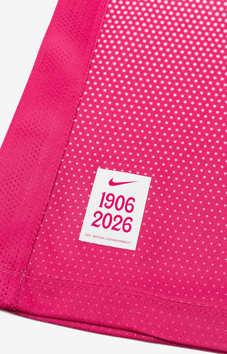 Pormenor da etiqueta da campanha Pink October na Camisola 26/27 de Mulher do Sporting.