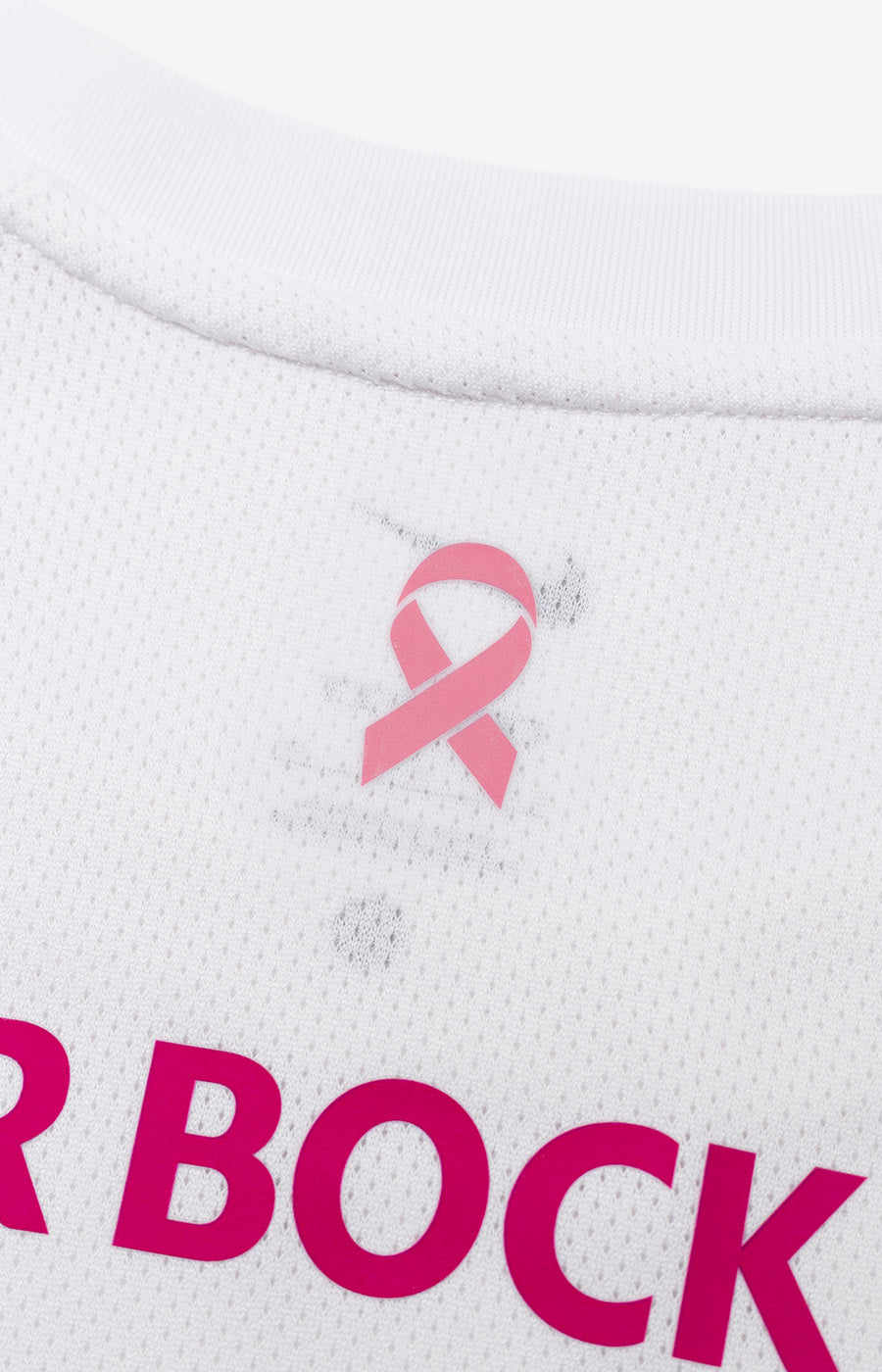 Pormenor do laço rosa da campanha de sensibilização para o cancro da mama na Camisola Pink October 26/27 de Mulher.