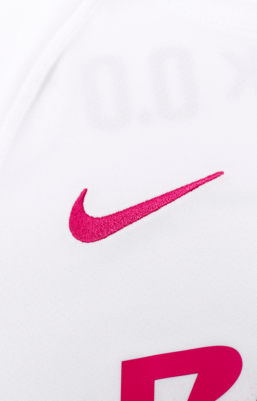 Pormenor do logótipo da marca em rosa na Camisola Pink October 26/27 de Mulher do Sporting.
