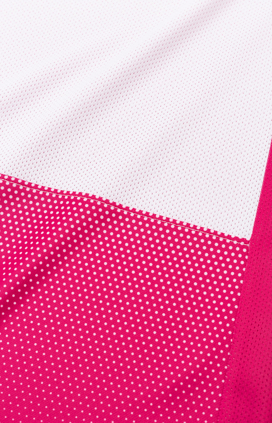 Pormenor do acabamento entre o branco e o rosa da Camisola Pink October 26/27 do Sporting.