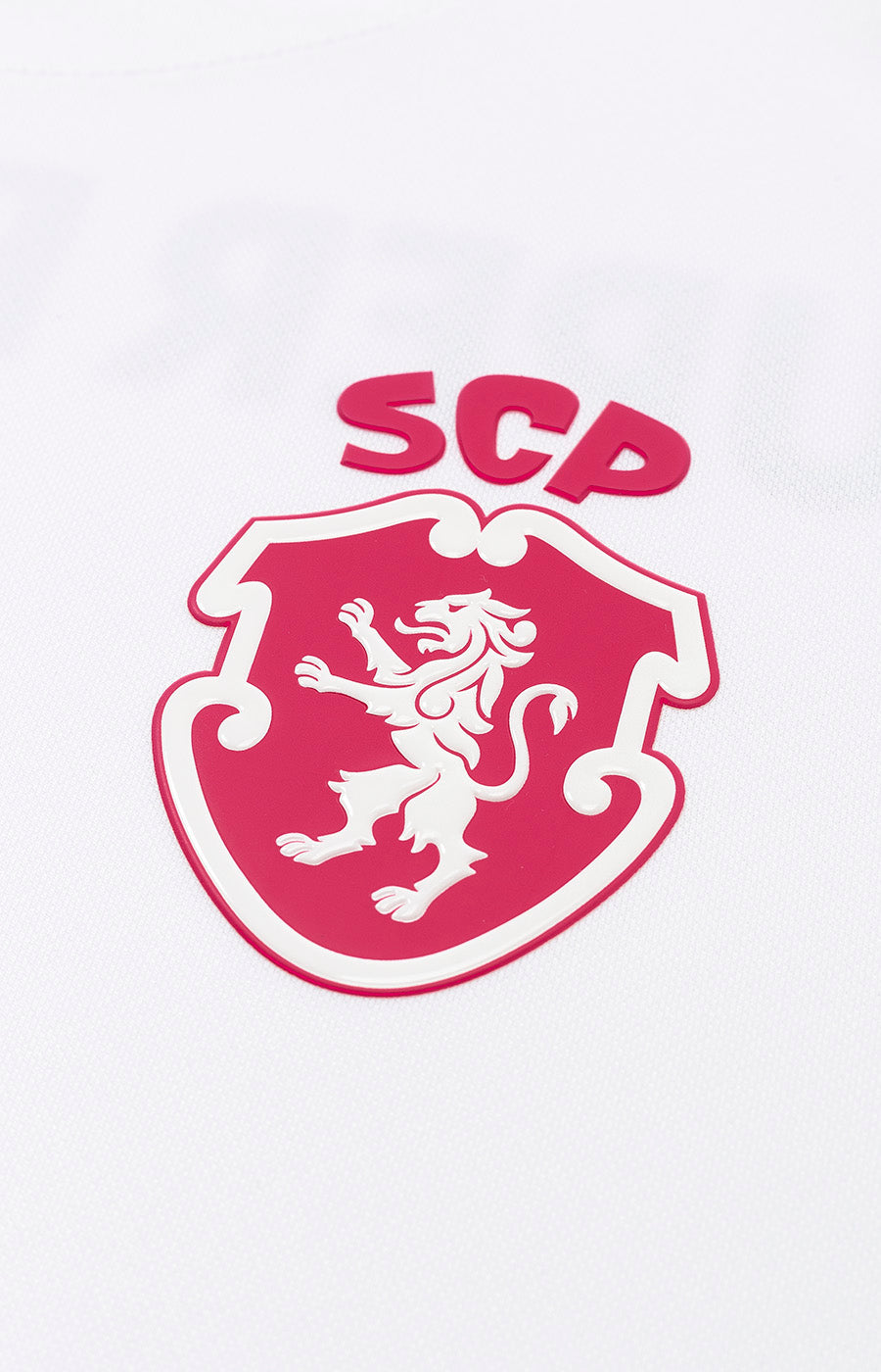 Pormenor do emblema do Sporting em rosa no peito da Camisola Pink October 26/27.