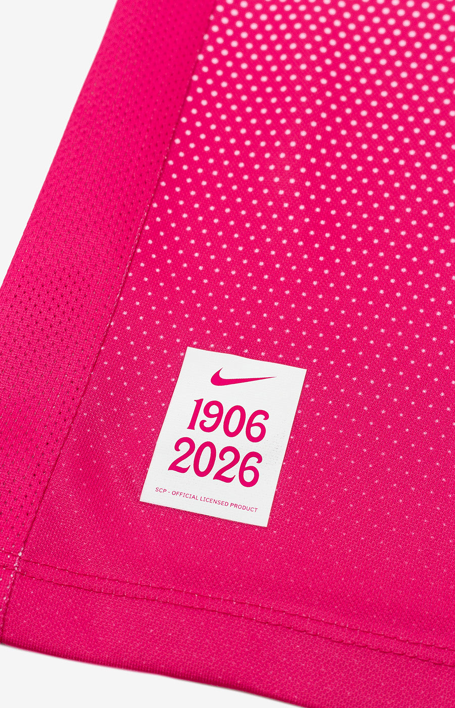 Pormenor da etiqueta 100 anos na Camisola Pink October 26/27 do Sporting.