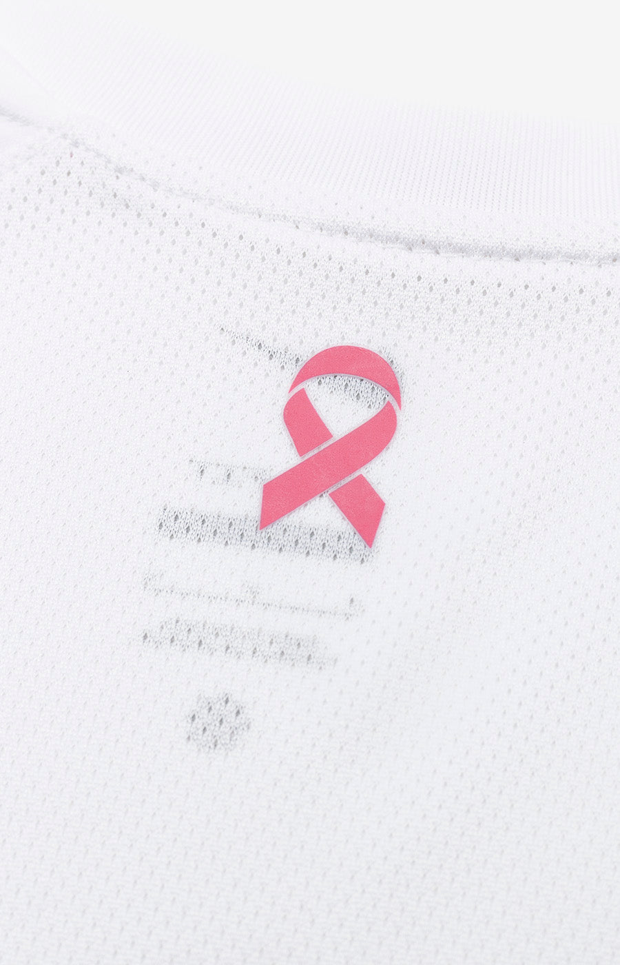 Pormenor do laço rosa da campanha de sensibilização para o cancro da mama na Camisola Pink October 26/27 do Sporting.