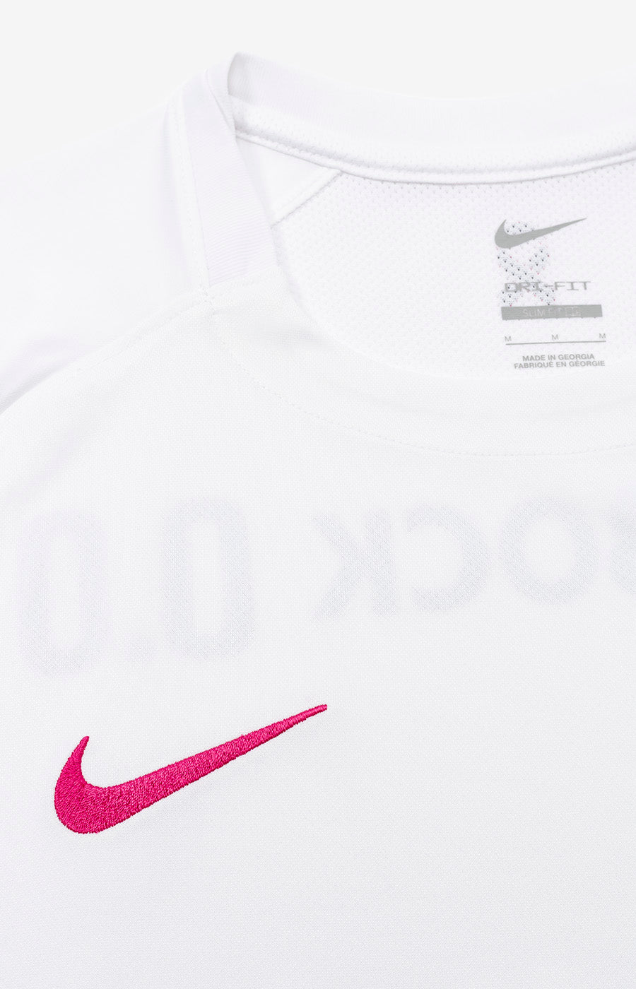 Pormenor do logo Nike em rosa na Camisola Pink October 26/27 do Sporting.