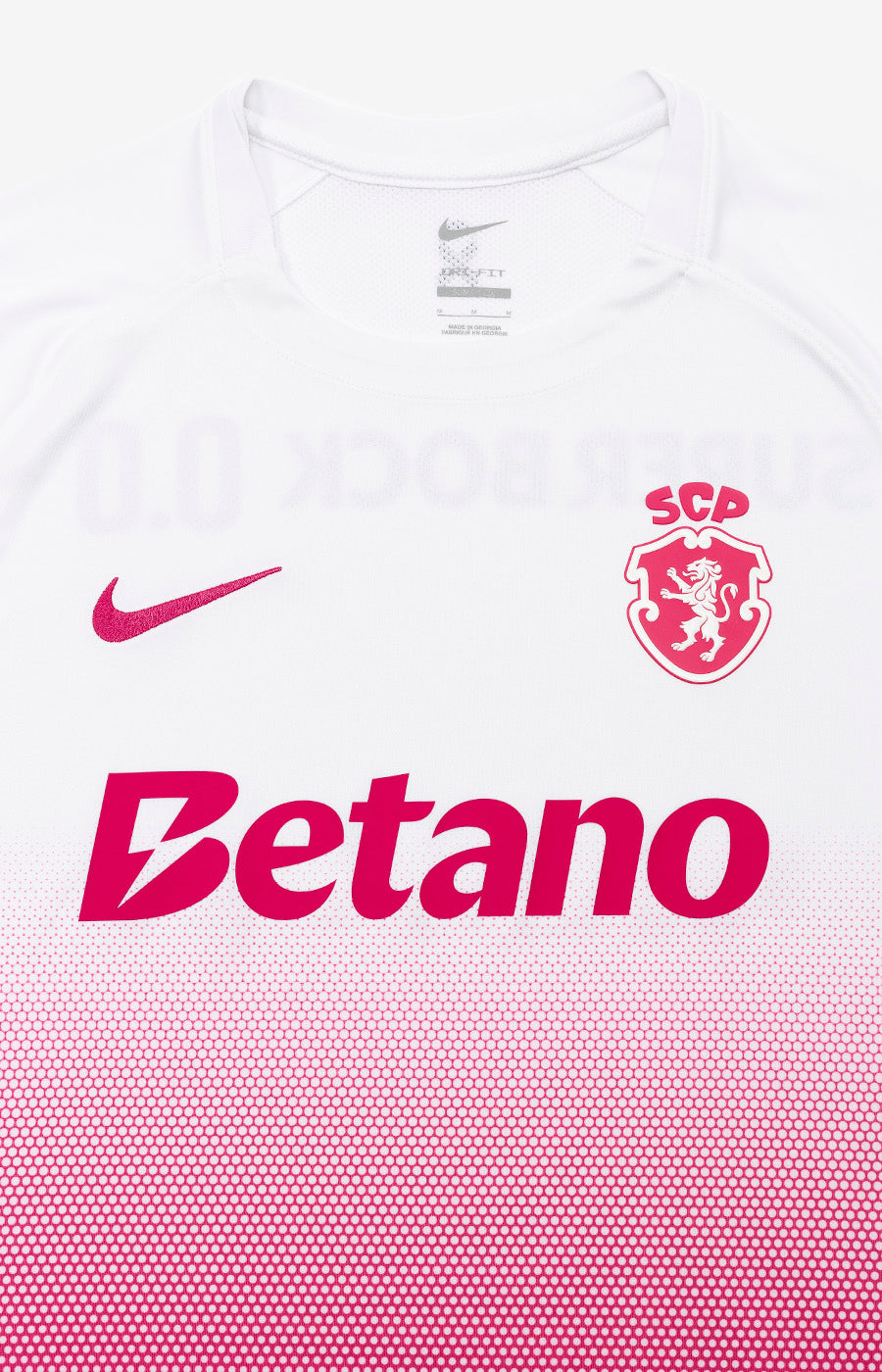 Pormenor do logótipo do patrocinador principal em rosa na frente da Camisola Pink October 26/27.