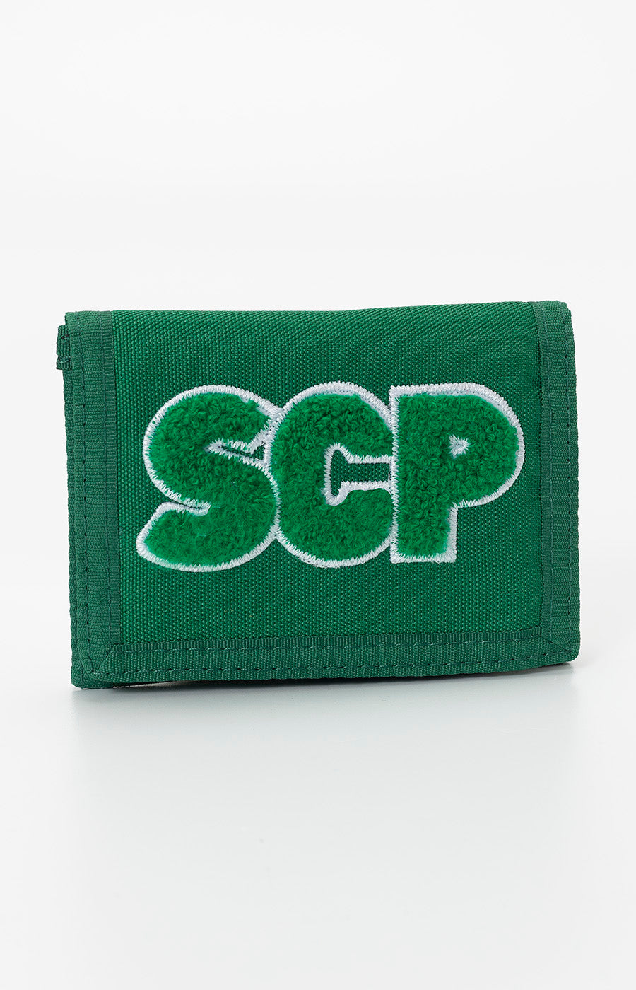 Carteira Velcro Escolar do Sporting em verde, fechada, com as iniciais SCP na frente.
