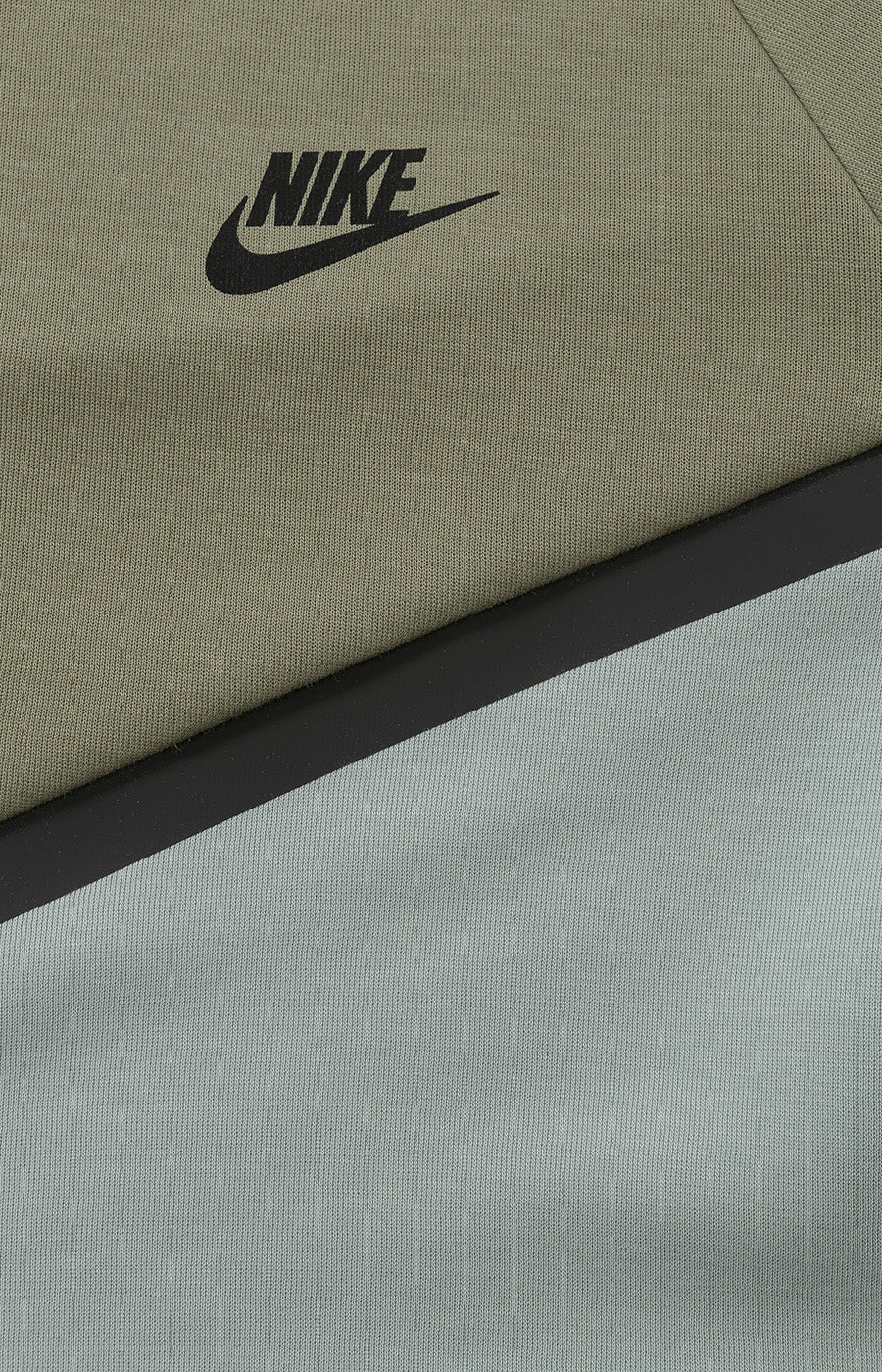 Swoosh Nike no peito do Casaco Saída Player 26/27 do Sporting.