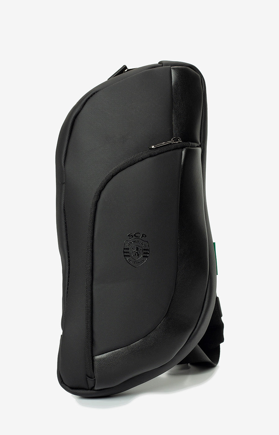 Chest Bag Fino do Sporting em preto, vista de frente com alça ajustável.