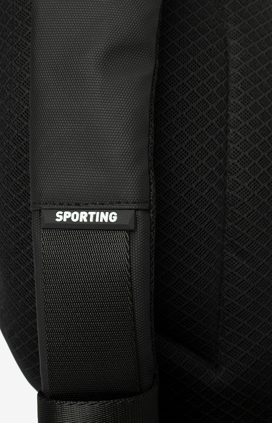 Pormenor da alça do Chest Bag Fino do Sporting, com fivela de ajuste.