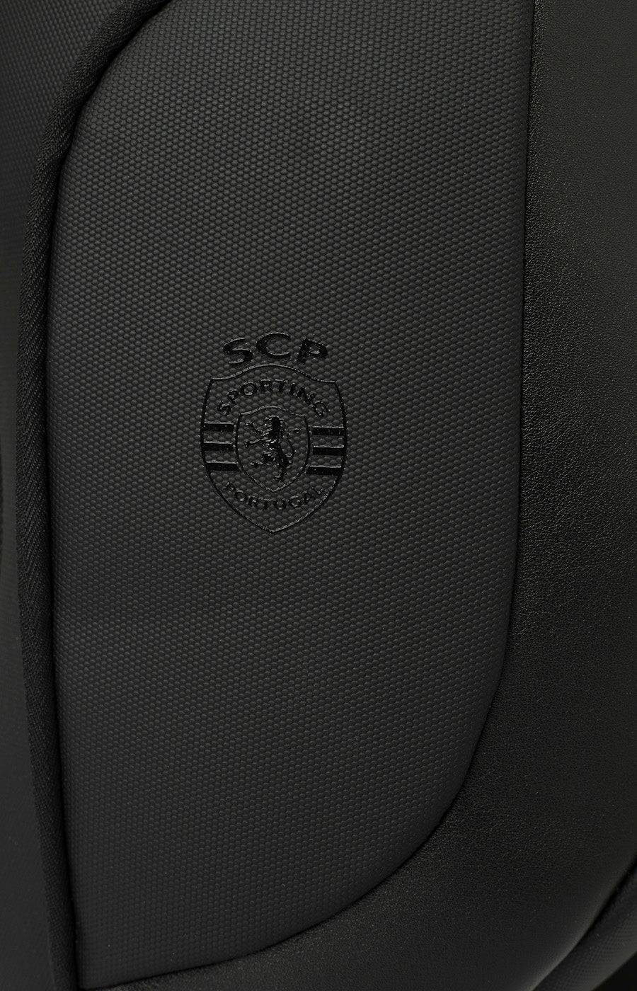 Pormenor do emblema do Sporting em relevo na frente do Chest Bag Fino.