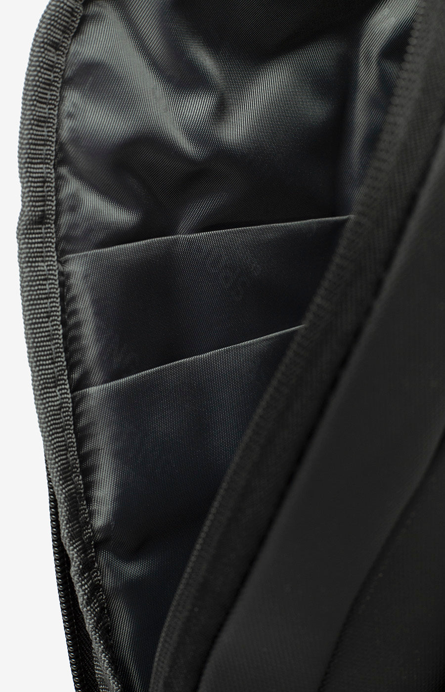 Pormenor do compartimento interior do Chest Bag Fino do Sporting.