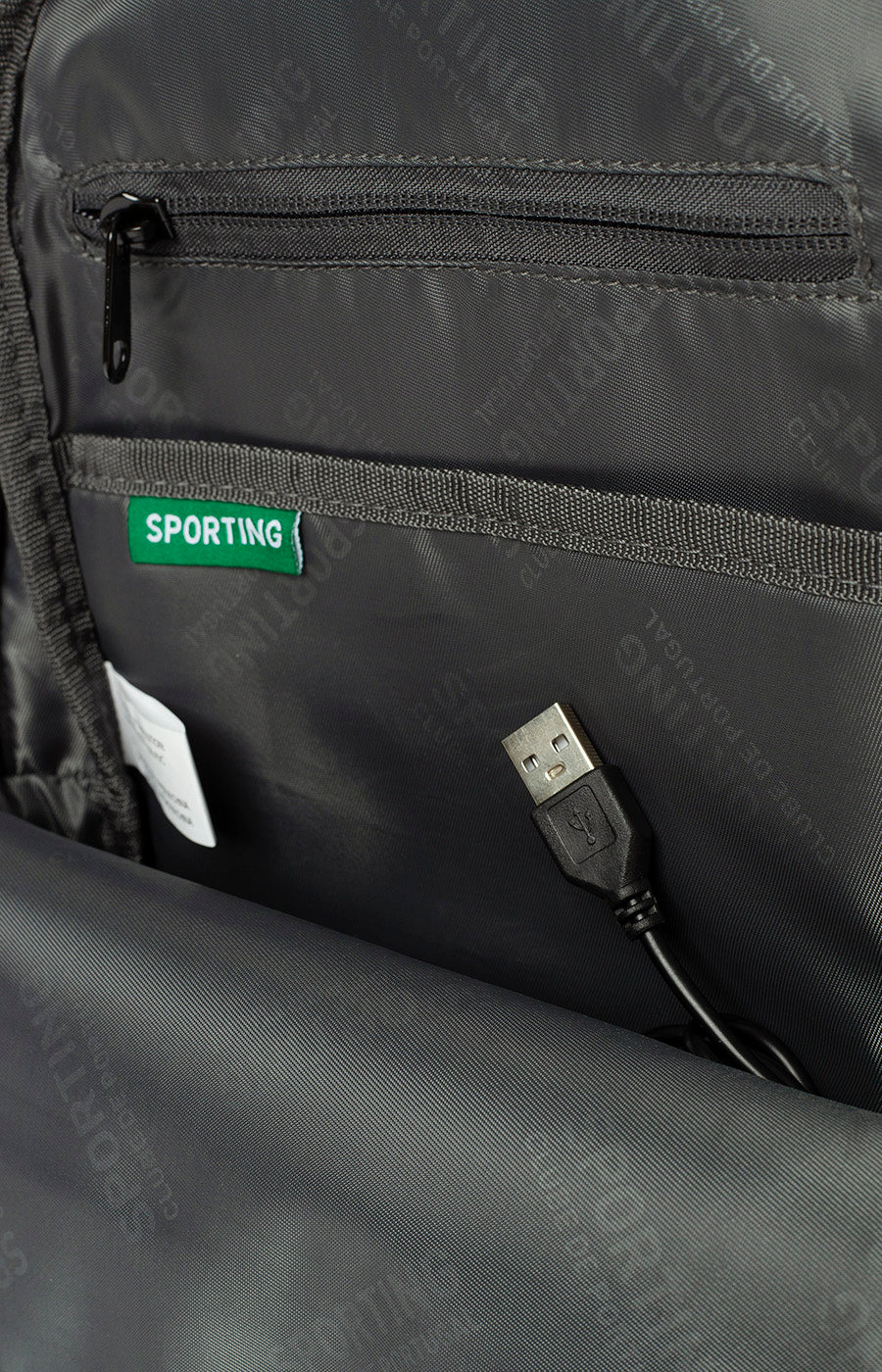 Pormenor do cabo USB no interior do Chest Bag Largo do Sporting, para ligar a um powerbank.