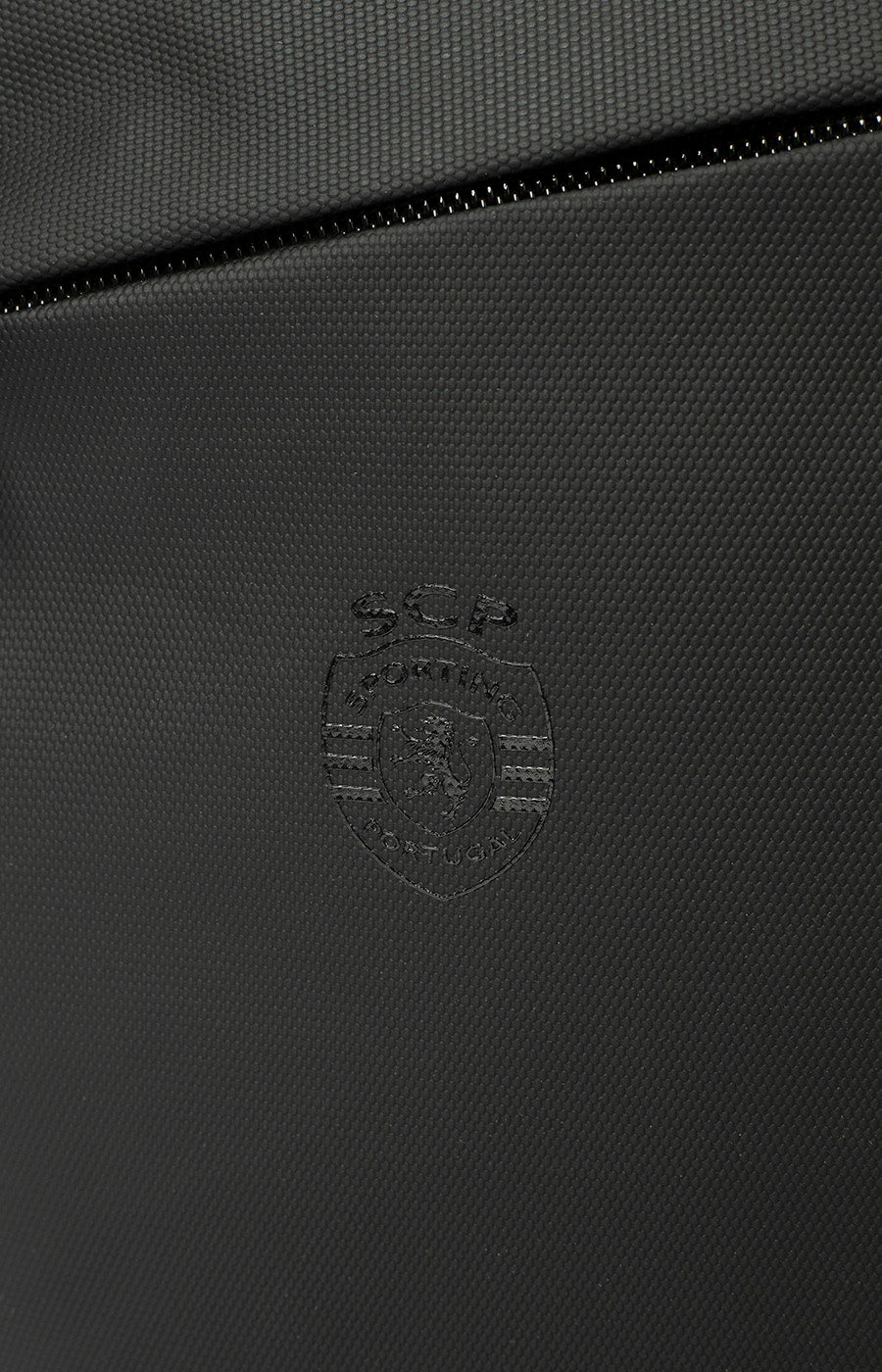 Pormenor do emblema do Sporting em relevo na frente do Chest Bag Largo.