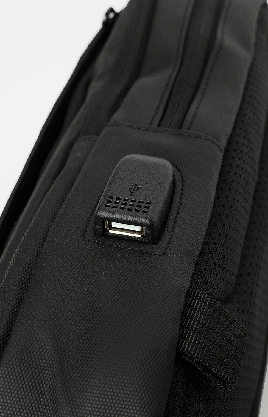 Pormenor da porta USB exterior do Chest Bag Largo do Sporting.