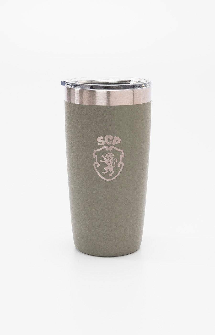 Copo térmico SCP x YETI de 296 ml, em verde seco, com emblema do Sporting na frente e rebordo metálico.