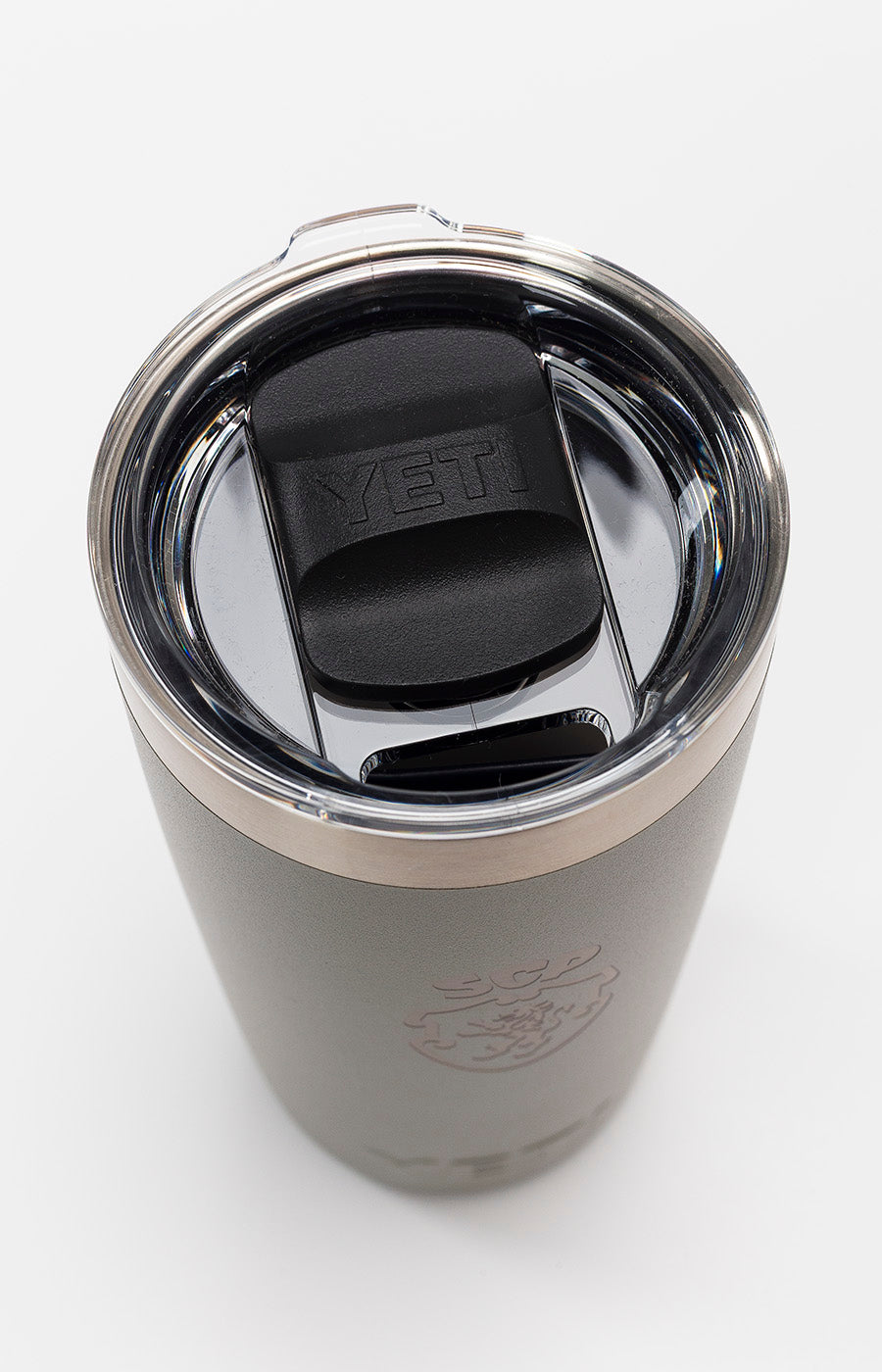 Vista superior do copo térmico SCP x YETI de 296 ml, em verde seco, com detalhe da tampa preta e da abertura para beber.