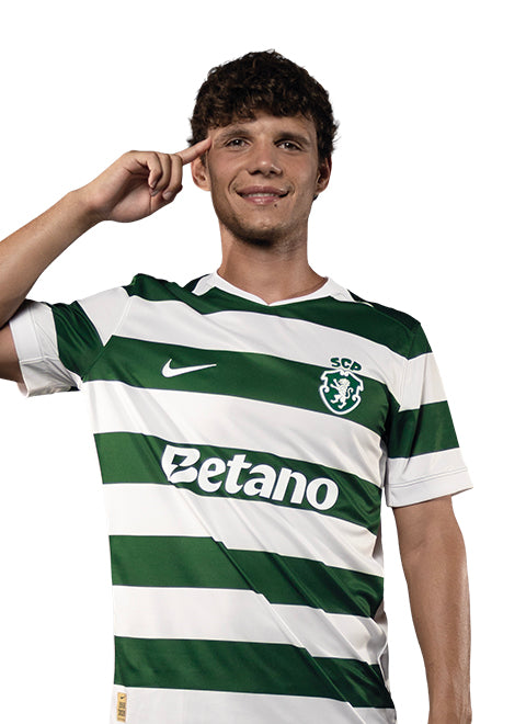 Eduardo Quaresma em pose de festejo, com o equipamento principal 2026/27 do Sporting.